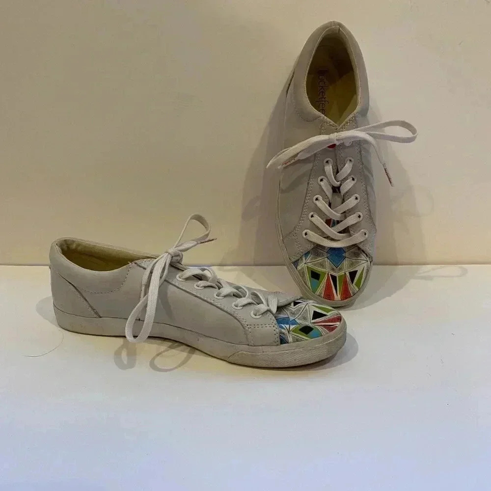 Bucket feet sneakers sz 7.5/b161